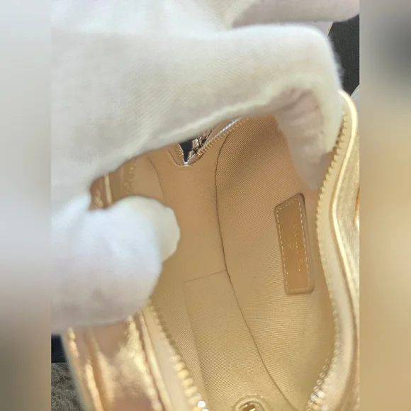 CHANEL Heart Clutch on Chain. - Picture 10 of 11